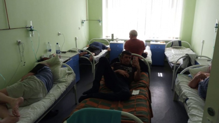 В Челябинской области новый антирекорд по числу зараженных и умерших от ковида. Больные жалуются на тесноту в палатах