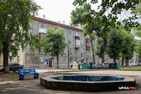 Еще в прошлом году жильцы дома пытались через власть решить проблему, но она до сих пор остается Еще в прошлом году жильцы дома пытались через власть решить проблему, но она до сих пор остается