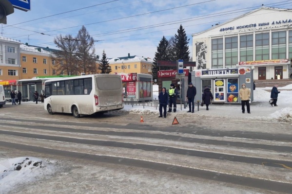 Женщина переходила дорогу на красный свет Женщина переходила дорогу на красный свет