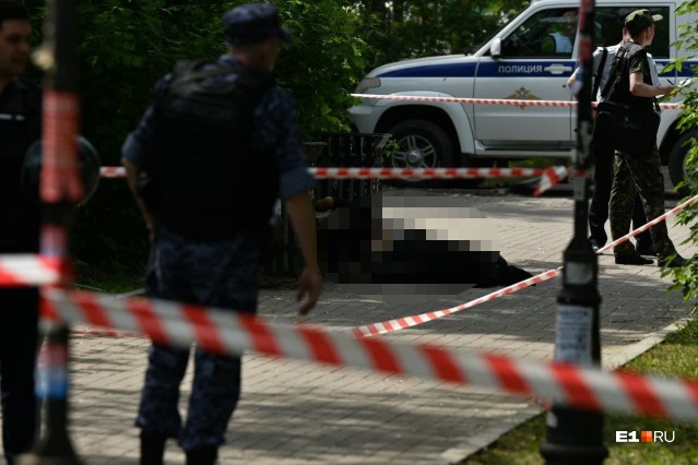 Мужчина в Екатеринбурге зарезал троих, сам он ранен. В СК назвали причину нападения