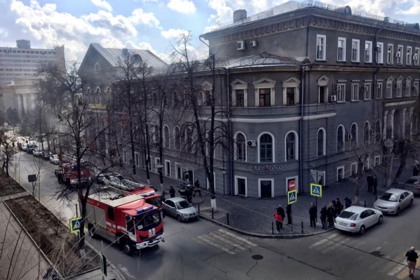 Пожар вспыхнул около полудня Пожар вспыхнул около полудня