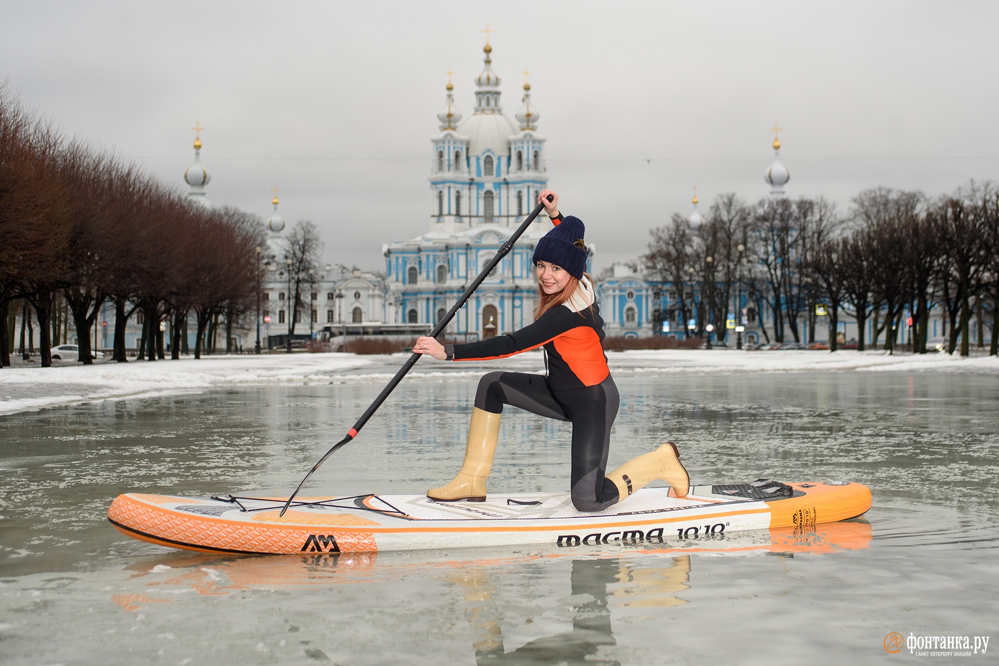 Фото дня: Петербург настолько очистился от снега, что «Фонтанка» открыла сап-сезон в самой живописной луже города