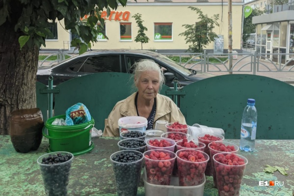 Чаще всего ягодами на улицах города торгуют пенсионеры Чаще всего ягодами на улицах города торгуют пенсионеры