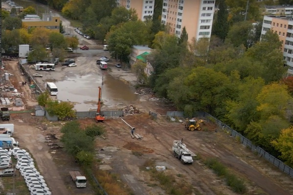 Сейчас площадку расчищает экскаватор Сейчас площадку расчищает экскаватор