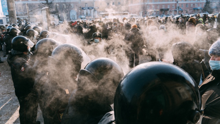 Трусы на удочке и брошенная бутылка: как в Омске прошли акции протеста
