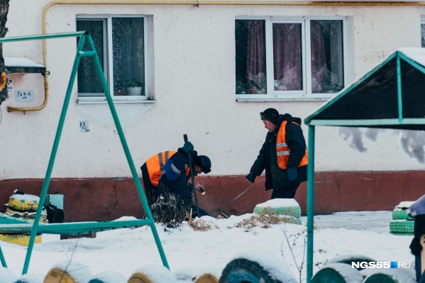 По словам местной жительницы, рабочие пытаются найти порыв на трубе при помощи лыжной палки По словам местной жительницы, рабочие пытаются найти порыв на трубе при помощи лыжной палки