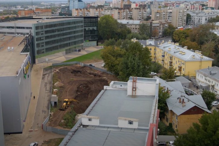 Площадка со всех сторон окружена зданиями Площадка со всех сторон окружена зданиями