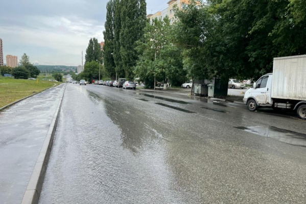 На месте работают 12 сотрудников водоканала и 5 машин На месте работают 12 сотрудников водоканала и 5 машин