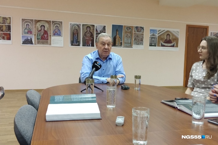 Леонид Полежаев сегодня презентовал четвертый том антологии «Три века омской культуры» Леонид Полежаев сегодня презентовал четвертый том антологии «Три века омской культуры»