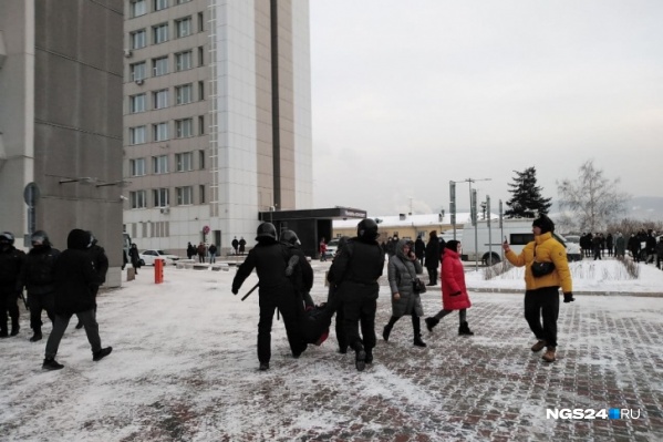 Митингующие дошли до здания администрации города Митингующие дошли до здания администрации города