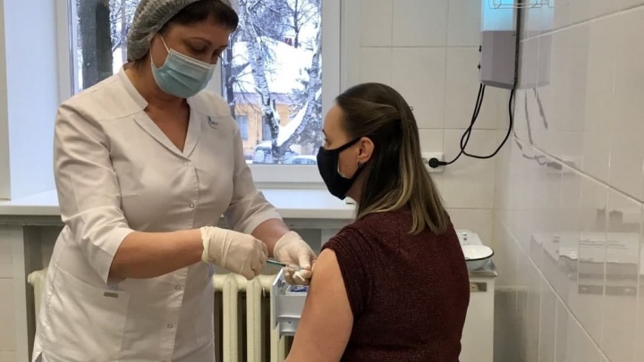 «Ломит руки, болят глаза»: ярославцы рассказали, как перенесли прививку от коронавируса