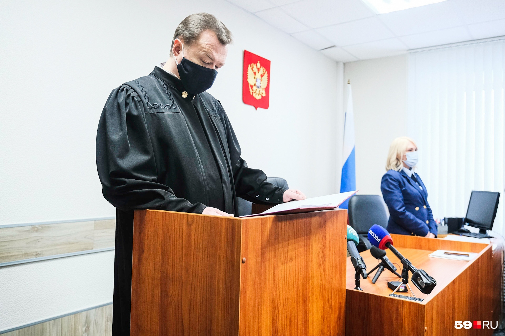 Судья зачитывает материалы дела Судья зачитывает материалы дела
