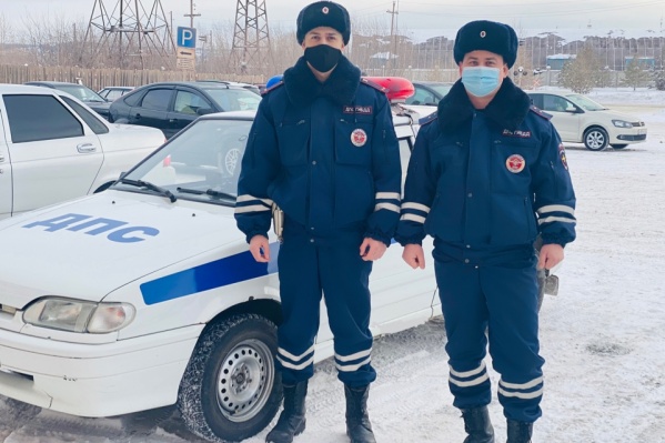 Лейтенант Максим Красулин и прапорщик Михаил Дурасов помогли погорельцам не замерзнуть на улице, а пожарным — добраться до горящего дома Лейтенант Максим Красулин и прапорщик Михаил Дурасов помогли погорельцам не замерзнуть на улице, а пожарным — добраться до горящего дома