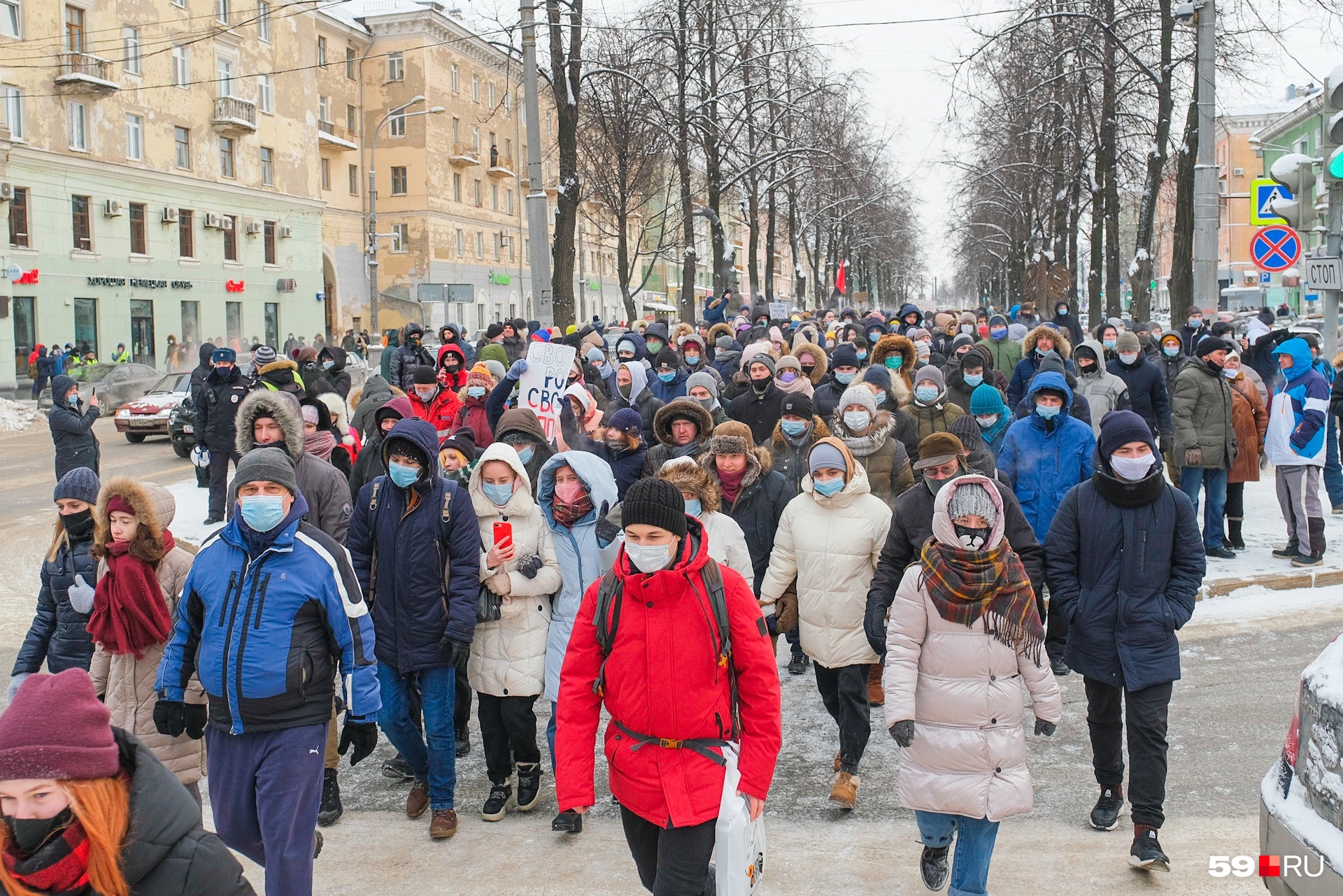 Колонна двигалась, соблюдая правила дорожного движения Колонна двигалась, соблюдая правила дорожного движения