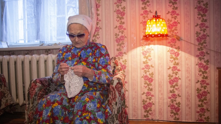В Уфе 83-летняя пенсионерка вяжет крючком, чтобы заработать себе на операцию по зрению