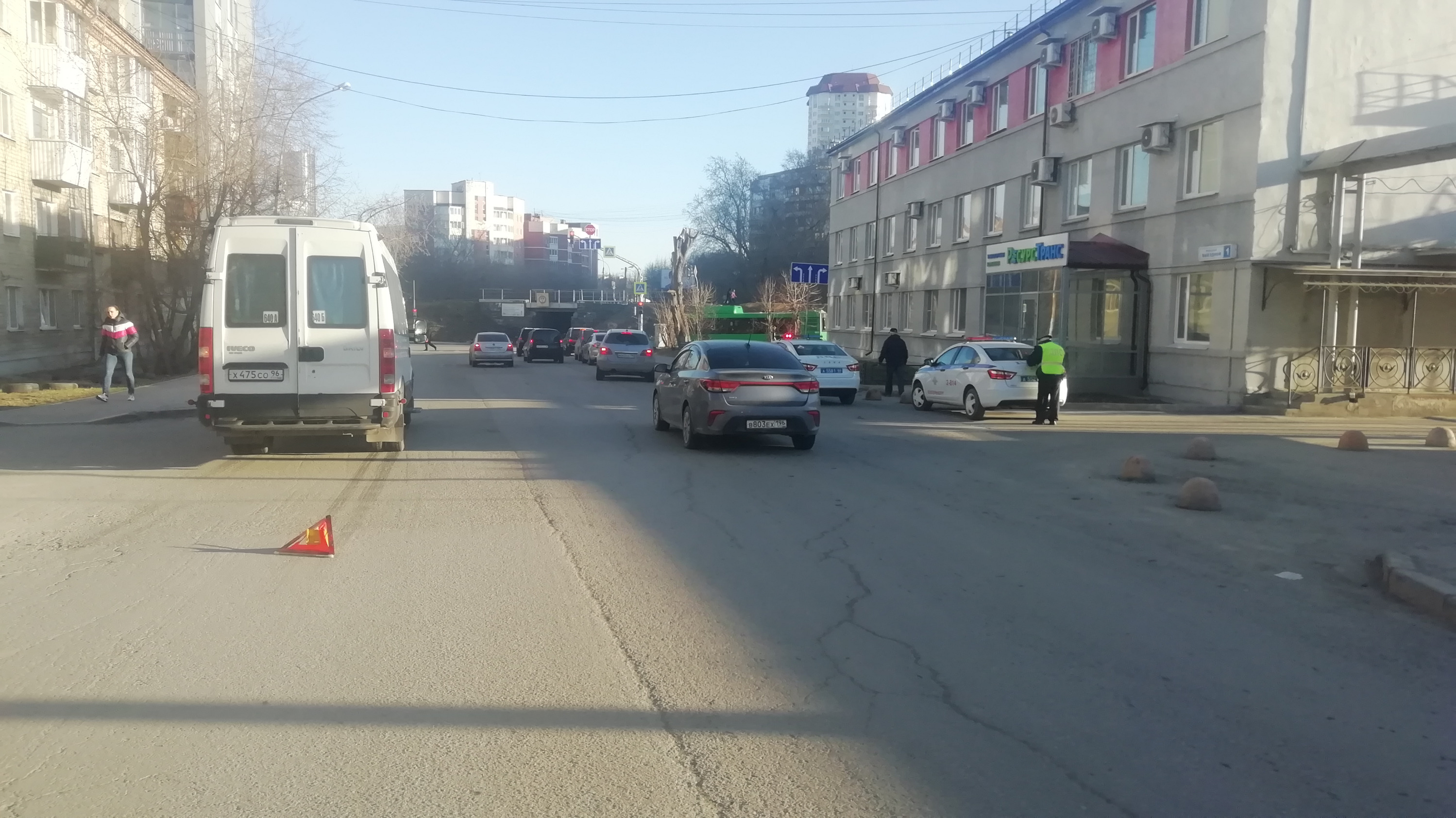 В Екатеринбурге мальчика, который перебегал дорогу в неположенном месте, сбил рейсовый микроавтобус