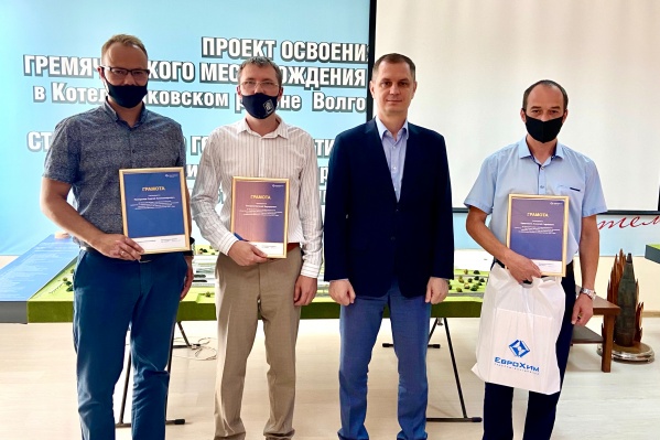 Под присмотром опытных наставников молодые специалисты компании постигают практические тонкости профессии Под присмотром опытных наставников молодые специалисты компании постигают практические тонкости профессии