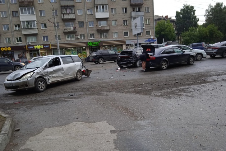 Движение по Титова до сих пор затруднено Движение по Титова до сих пор затруднено