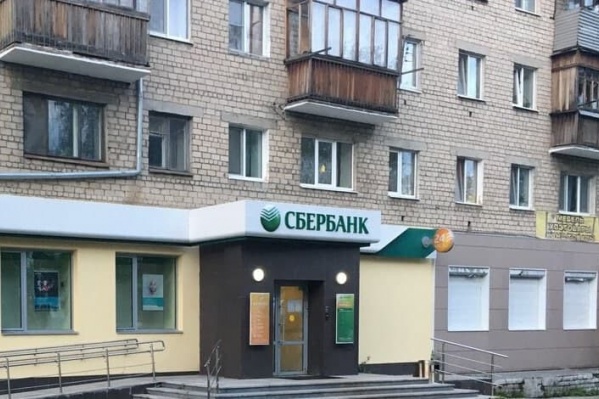 Грабитель дождался, когда инкассаторы выйдут из машины и направятся в банк Грабитель дождался, когда инкассаторы выйдут из машины и направятся в банк