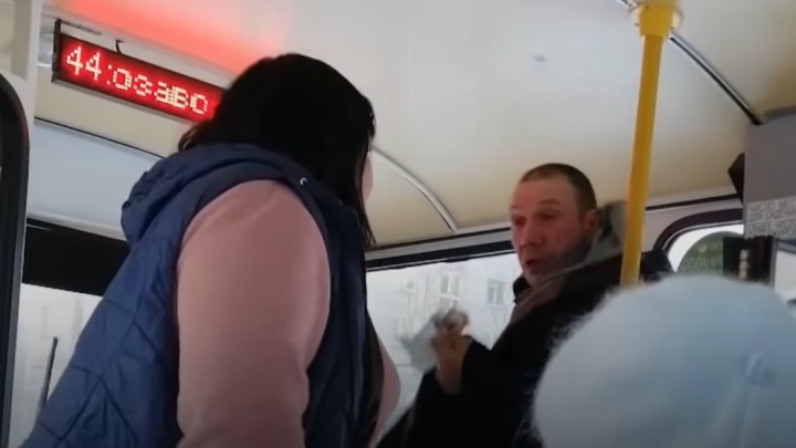 Пассажир автобуса подрался с кондуктором из-за маски. Кто виноват — мнения читателей 29.RU и юриста