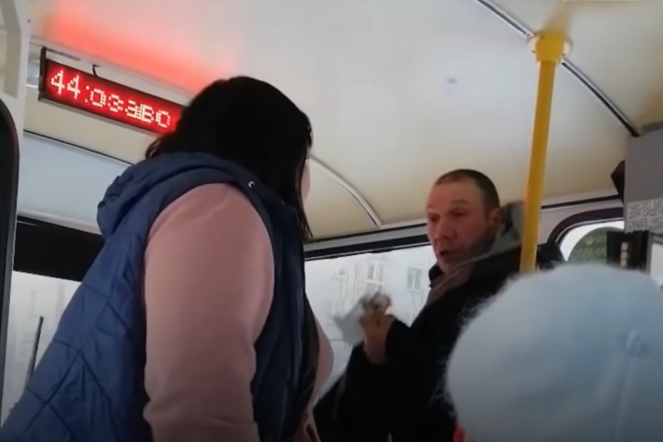 Пассажир отказался надеть маску, а кондуктор в ответ не отдавала ему сдачу Пассажир отказался надеть маску, а кондуктор в ответ не отдавала ему сдачу
