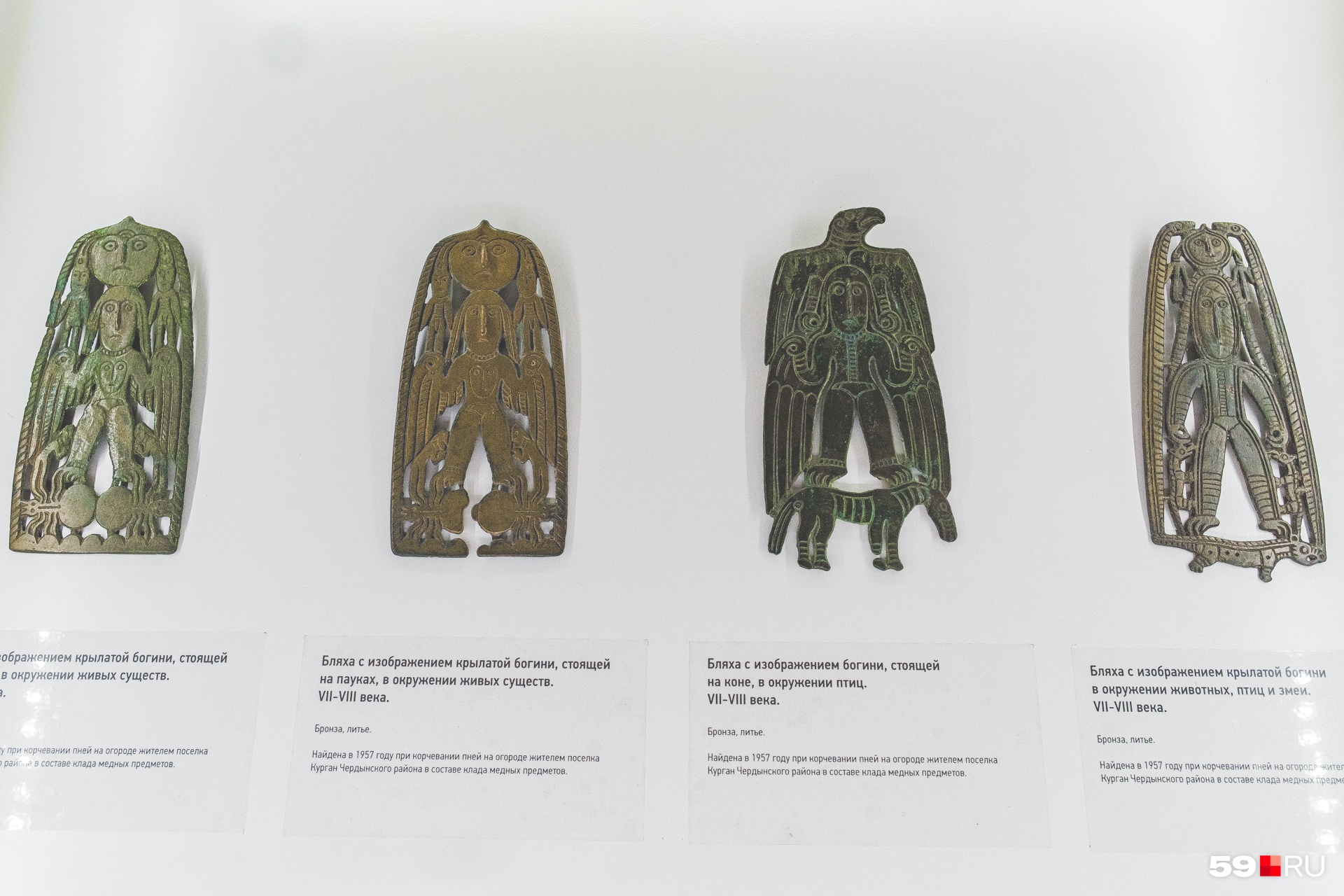 Бляшки с изображением богини, которые нашли в чердынской земле археологи. Многие находки увезены в пермские и московские музеи