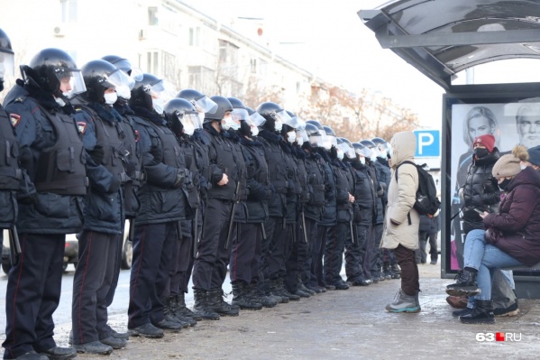 Плотное оцепление силовиков выстроилось вдоль улиц Плотное оцепление силовиков выстроилось вдоль улиц