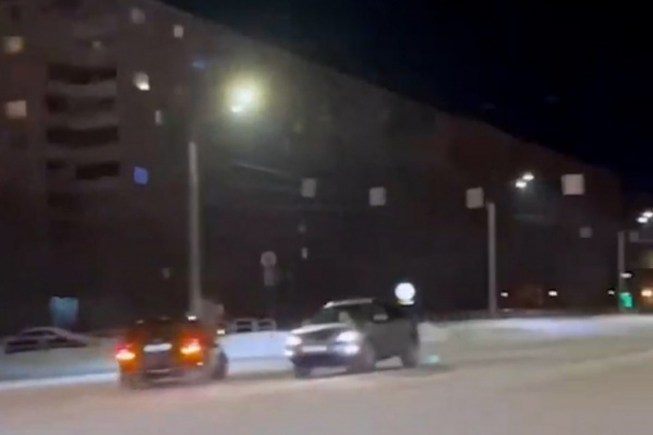Водителя Mercedes вызвали в суд после того, как видео с экстремального заезда выложили в паблике Majоrka.chel Водителя Mercedes вызвали в суд после того, как видео с экстремального заезда выложили в паблике Majоrka.chel