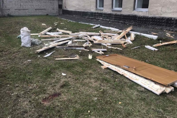 Двое грузчиков решили не нести дверь по лестнице с пятого этажа и выкинули ее в окно. Дверь упала на мужчину, позже он умер Двое грузчиков решили не нести дверь по лестнице с пятого этажа и выкинули ее в окно. Дверь упала на мужчину, позже он умер