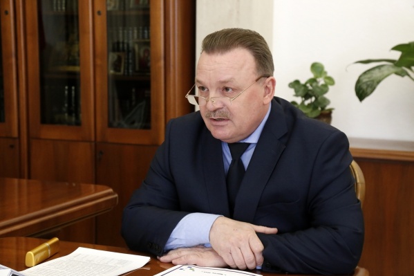 По версии следствия, Олег Молчанов премировал подчиненных, чтобы затем забирать у них эти деньги По версии следствия, Олег Молчанов премировал подчиненных, чтобы затем забирать у них эти деньги