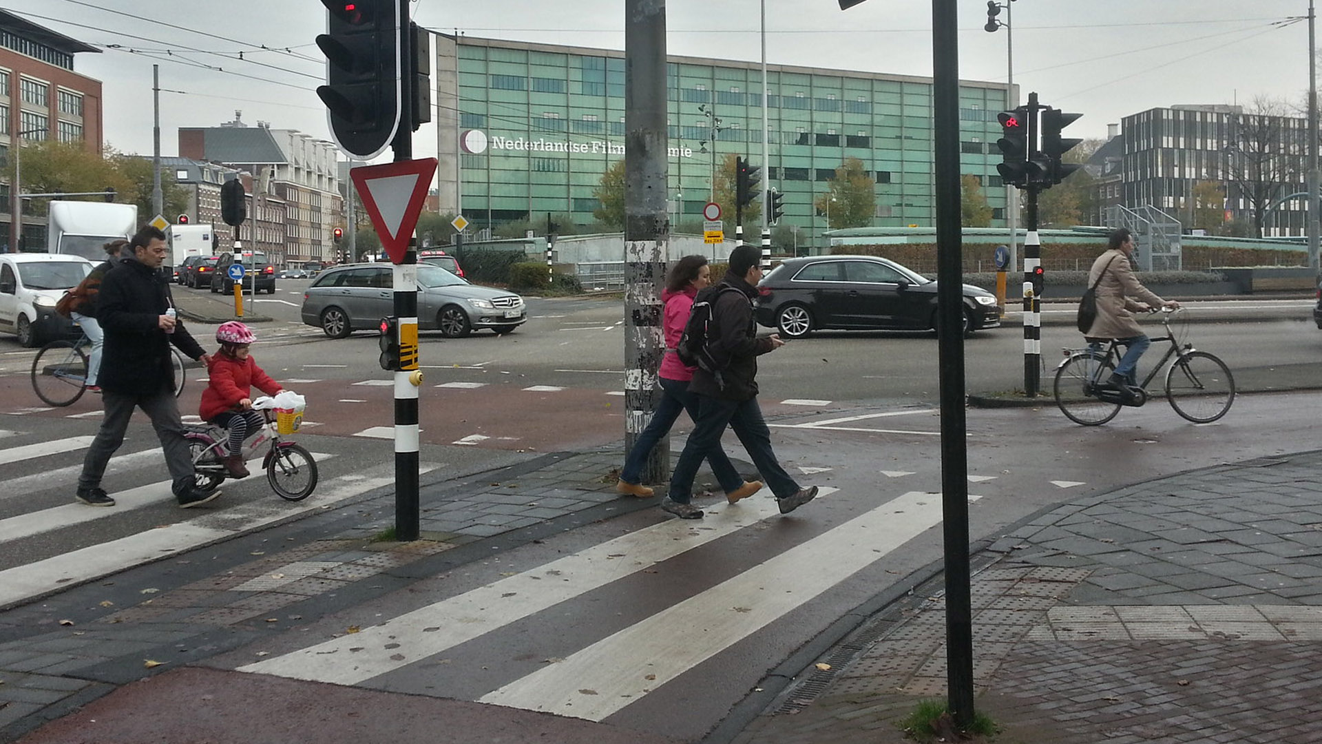 Пешеходный переход через велодорожку на самом оживленном велоперекрестке в Амстердаме