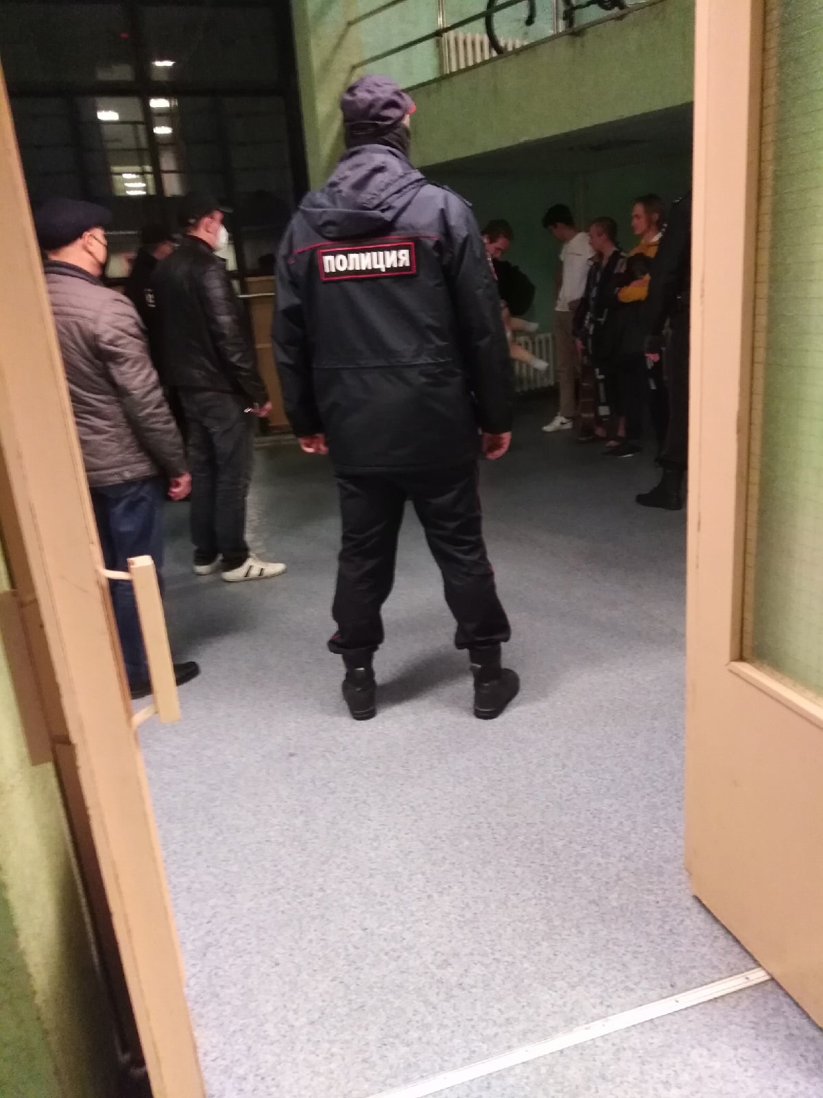 «Пить и играть в настолки студенты будут всегда». Обитатели общежитий СПбГУ пожаловались на 15 полицейских, преследовавших любителей веселья