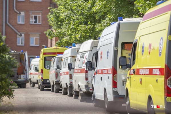 В Ярославле у COVID-госпиталей вновь выстроились очереди из скорых В Ярославле у COVID-госпиталей вновь выстроились очереди из скорых