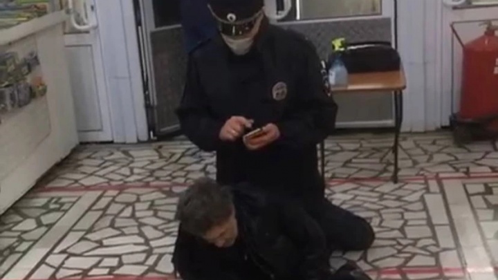 В МВД рассказали, что грозит пенсионеру, которого «оседлал» полицейский на входе магазина в Уфе