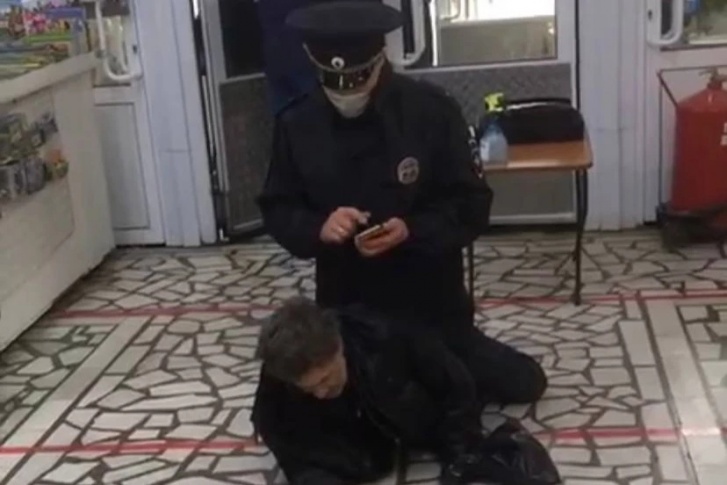 После задержания мужчину доставили в отдел полиции После задержания мужчину доставили в отдел полиции