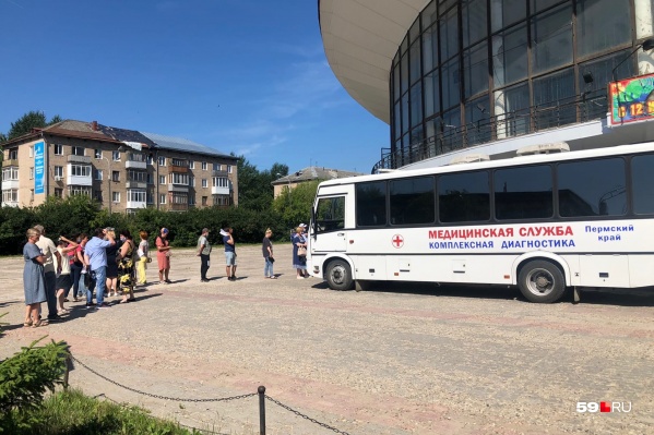 Малая часть очереди у пункта около цирка на прошлой неделе Малая часть очереди у пункта около цирка на прошлой неделе