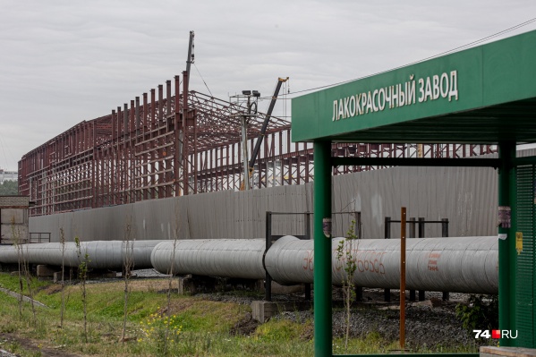 Строение хорошо видно с дороги, оно находится сразу за остановкой общественного транспорта Строение хорошо видно с дороги, оно находится сразу за остановкой общественного транспорта