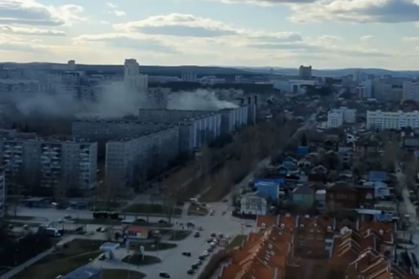 От девятиэтажки поднимался дым От девятиэтажки поднимался дым