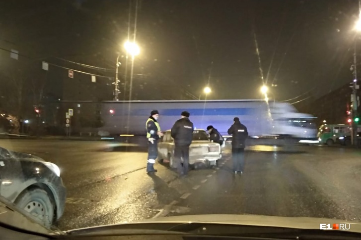 Полиции помогали кинологи с собаками Полиции помогали кинологи с собаками
