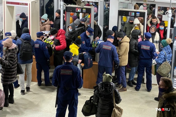 Пассажиров на пригородном вокзале досматривают с начала 2020-го, но на этот раз что-то пошло не так Пассажиров на пригородном вокзале досматривают с начала 2020-го, но на этот раз что-то пошло не так