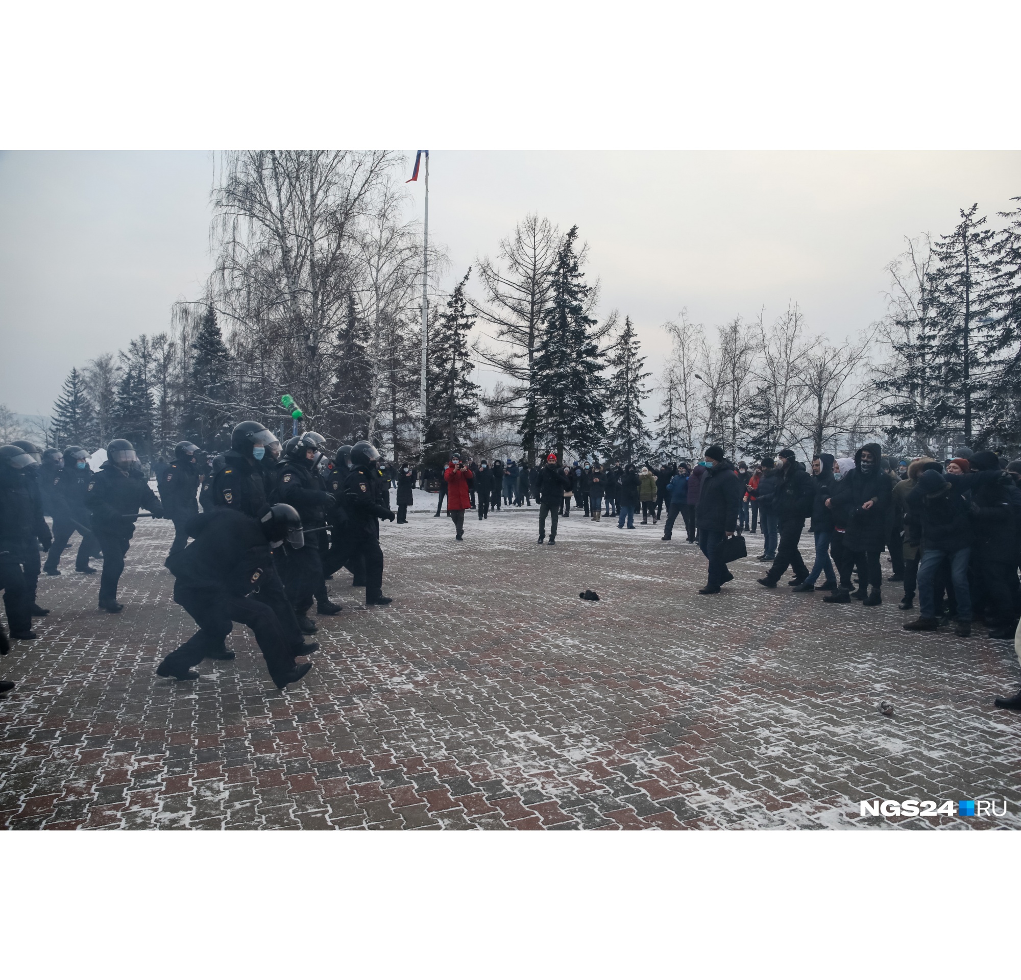 Протестующие вступают в словесную перепалку с полицейскими Протестующие вступают в словесную перепалку с полицейскими