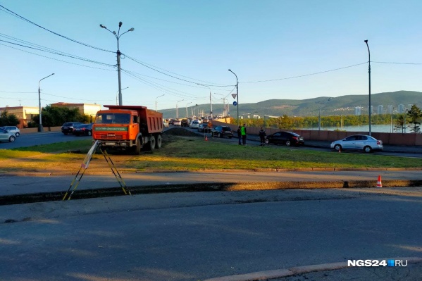 На месте блоков теперь борозды в асфальте На месте блоков теперь борозды в асфальте