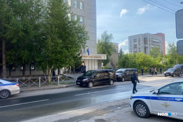 Около 09:30 к зданию прокуратуры НСО подъехал кортеж Около 09:30 к зданию прокуратуры НСО подъехал кортеж