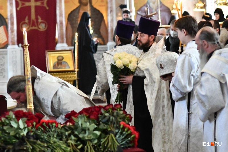 На церемонии было так много цветов, что монахиням храма приходилось постоянно освобождать место возложения На церемонии было так много цветов, что монахиням храма приходилось постоянно освобождать место возложения
