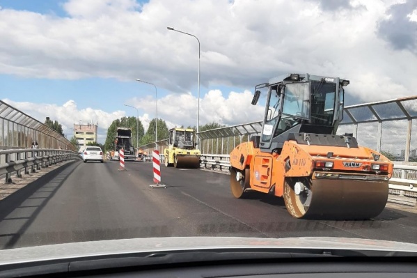 Показать строительство моста через снежку