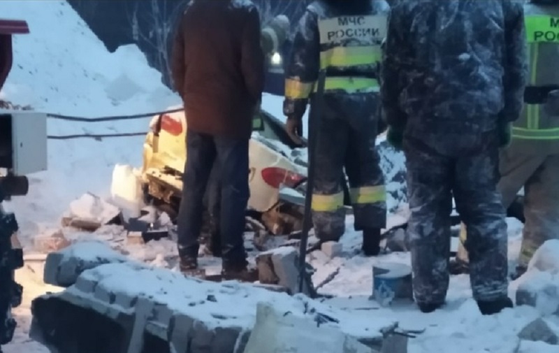 Машина сильно покорежена Машина сильно покорежена