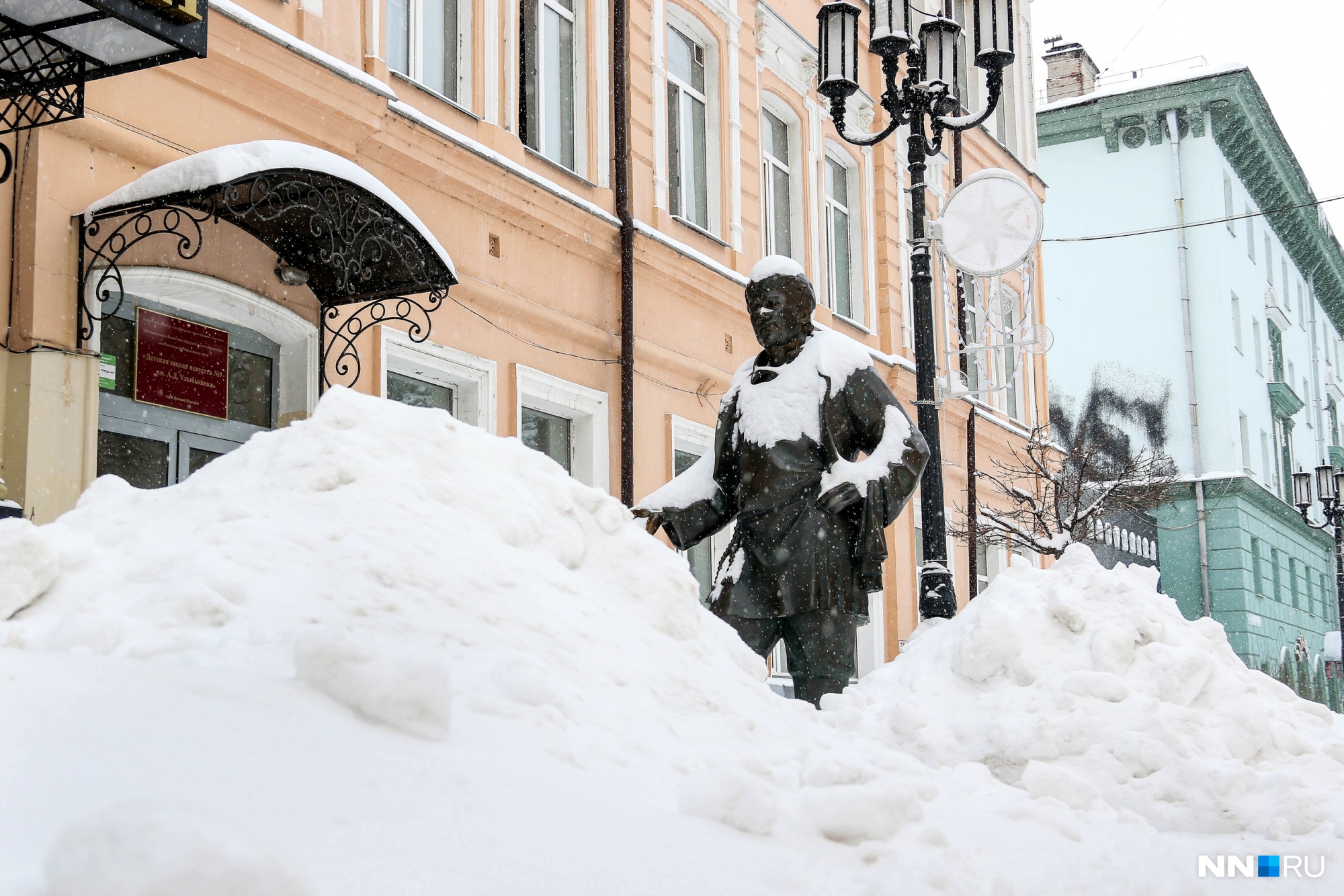 Памятники укрылись снегом, словно шубами