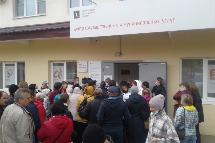 Такая очередь сегодня была в МФЦ Советского района Такая очередь сегодня была в МФЦ Советского района