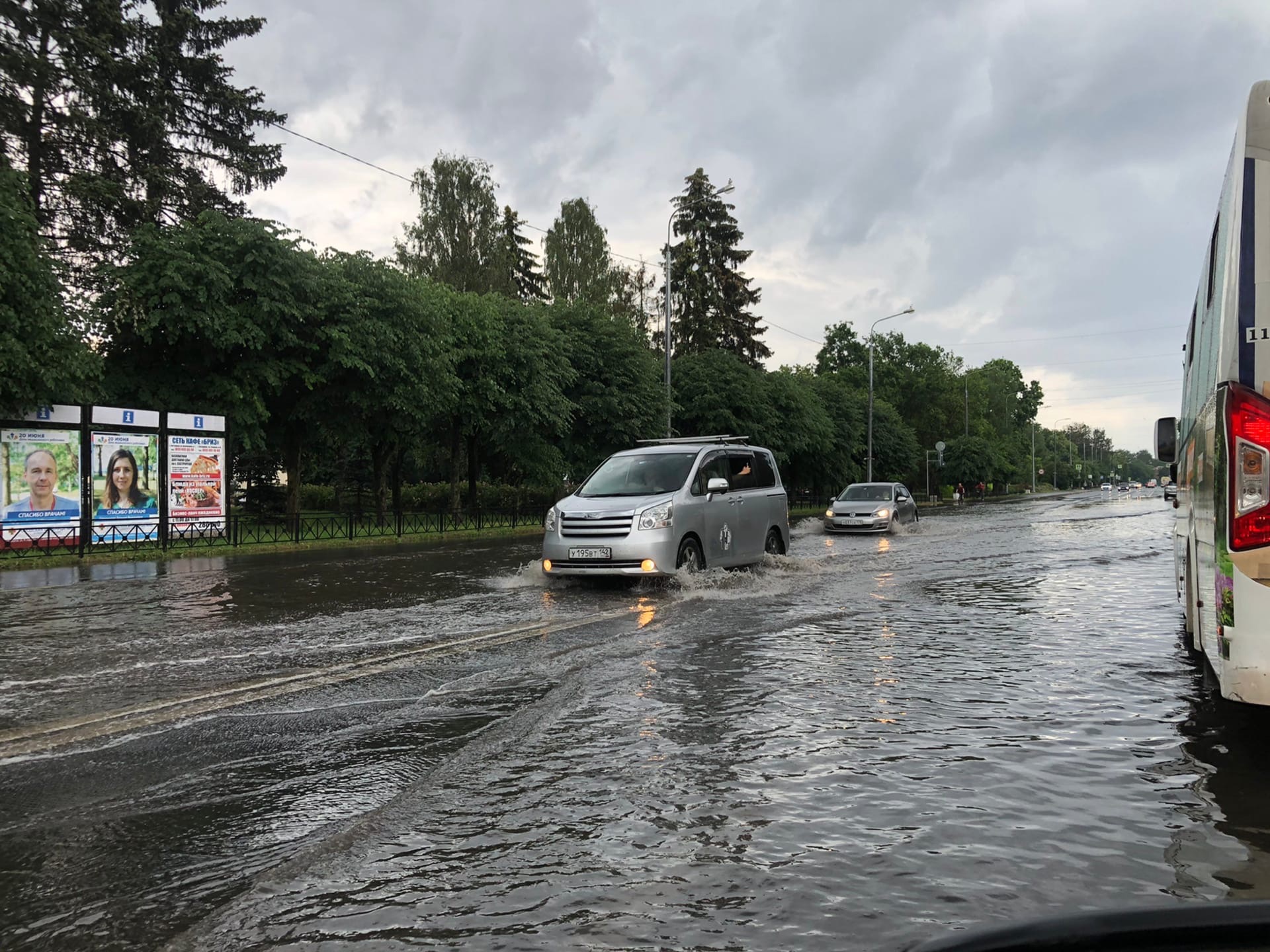 После дождичка в четверг. В Сестрорецке затопило городские улицы и девятиэтажку