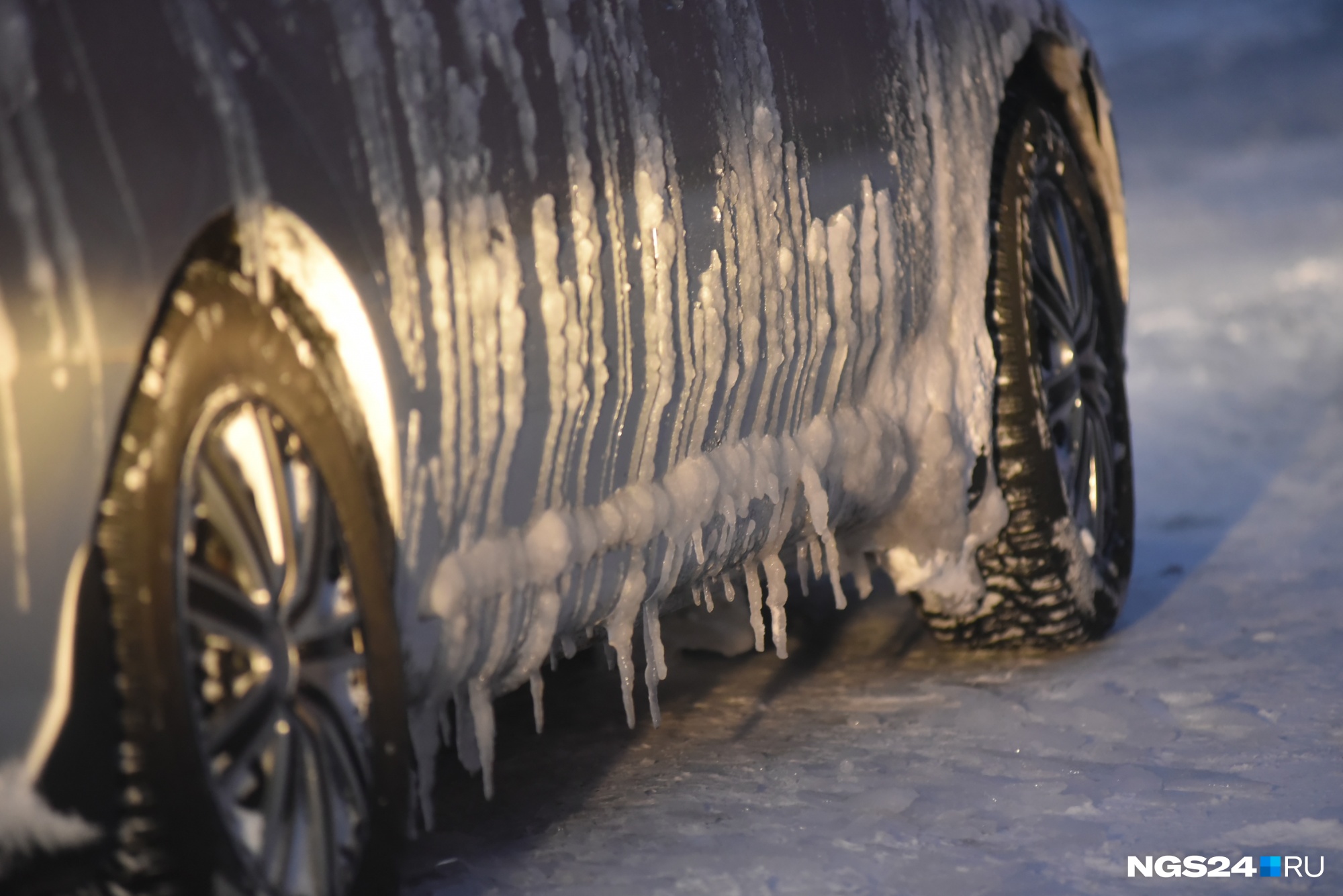 Ледяная глазурь. Заметили, автомобили в Норильске, в отличие от Красноярска, очень чистые?